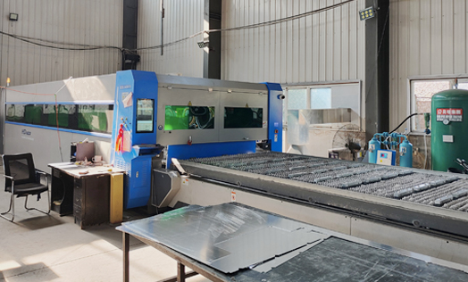 公司擁有激光切（qiē）割（gē）機1台、數控折彎機5台、衝床設備6台、激光焊機2台、冷壓機10台、鋼製牆板全（quán）自動一體成型機1台、先（xiān）進的噴塗流水線（xiàn）等生產設備，各車間嚴格執行ISO9001質量管理體係；年生產能力可（kě）達30萬平方（fāng）以上，是東北地區規模強大的鋁單板生產基地